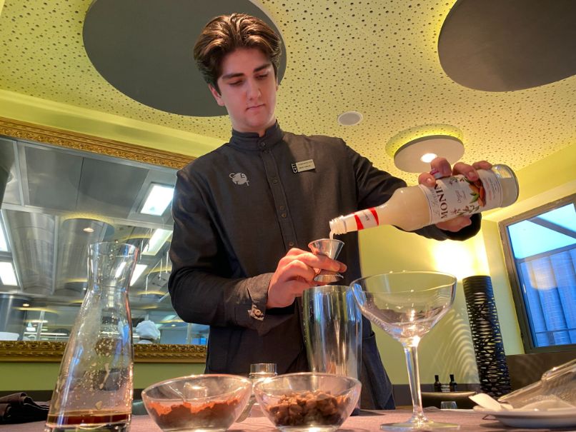 Elaboración de los cócteles en el Aula Restaurant